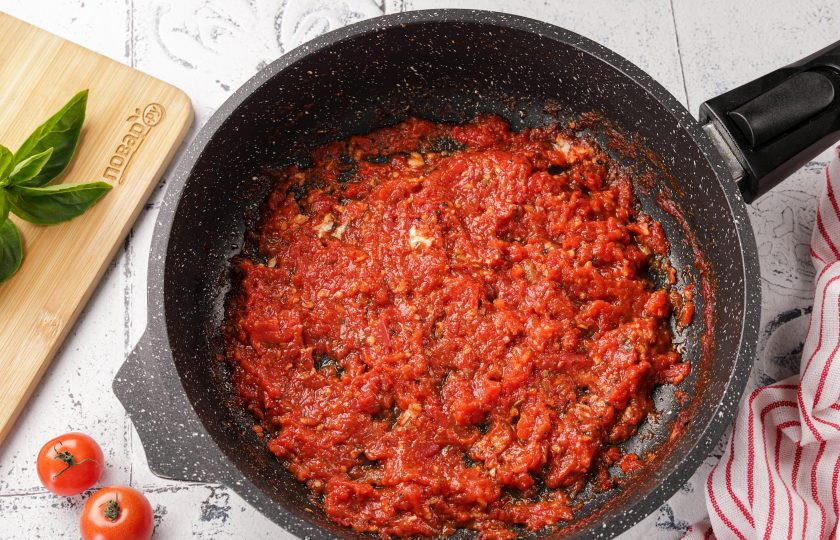 1. Этап. Пицца Нью-йорк: Уваривайте соус до желаемой степени густоты.