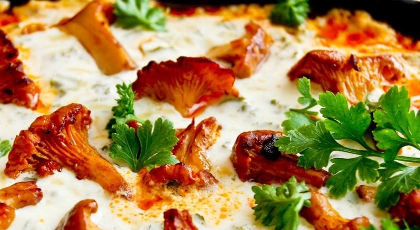 1. Этап. Лисички в сметане по-украински: Затем добавляем к лисичкам оставшуюся сметану, сыр и петрушку. Ставим сковороду с лисичками в духовку - и запекаем буквально 5 минут, пока не расплавится сыр.