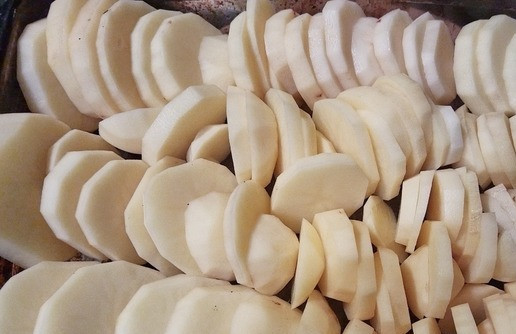 1. Этап. Картофельная запеканка с тунцом: Картофель очистить и нарезать на пластики толщиной 3мм. Выложить в форму для запекания 