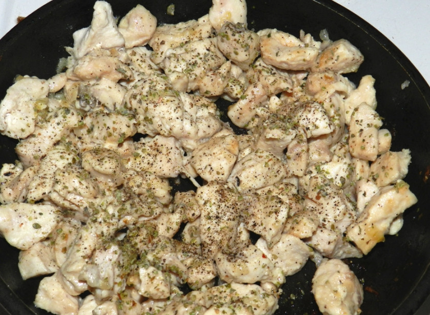 1. Этап. Шаурма из лаваша с курицей: 4. За 3-5 минут до готовности добавить соль, перец и другие специи по вкусу. При желании можно влить немного соевого соуса или добавить томат, например.