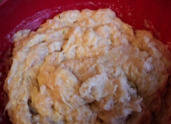 1. Этап. Куриные тефтели на пару: 5) Заключительный ингредиент – сметана. Она сделает наши тефтели более мягкими и сочными. Кладем в фарш сметану и еще разок перемешиваем.