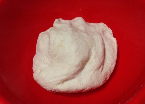 1. Этап. Дрожжевые пирожки с картофельной начинкой: И замешиваем гладкое и мягкое тесто. Оно не должно липнуть к рукам. При необходимости по чуть-чуть добавляйте муку. Накрываем тесто полотенцем и ставим его в теплое место.