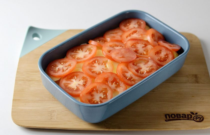 1. Этап. Cоевое мясо по-французски: Затем нарежьте помидоры кружочками, выложите в форму.