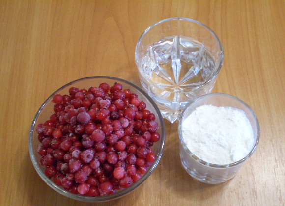 1. Этап. Смородиновый сорбет: 1. Приготовим продукты для сорбета. Чтобы он легче и быстрее приготовился, смородину нужно немного подморозить.