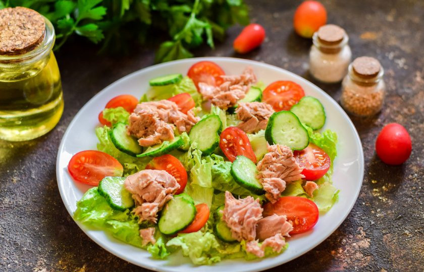 1. Этап. Салат с тунцом и кедровыми орешками: Тунец выбирайте целым куском, не измельченный. Выложите тунец в салат.