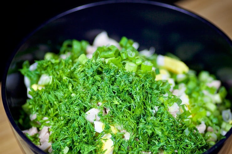 1. Этап. Салат с отварной курицей, яйцом и овощами: 6. И свежую зелень.