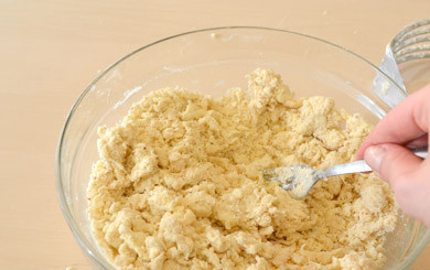 1. Этап. Открытый пирог с ягодами: 5. Замешивайте тесто сначала ложкой, а затем руками, добавляя воду при необходимости.