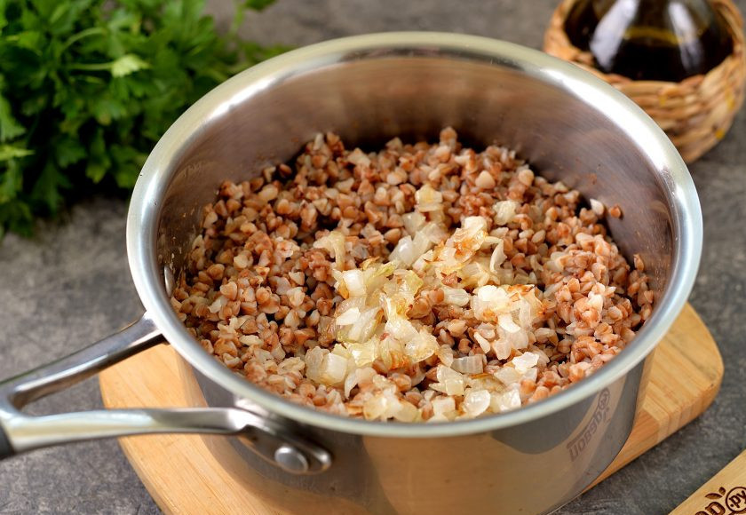 1. Этап. Красная гречка: Готовую гречку разрыхлите, переложите в нее обжаренный лук.