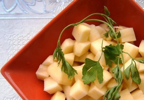 1. Этап. Куриная грудка в пароварке: Картофель почистите, помойте и нарежьте кубиками.