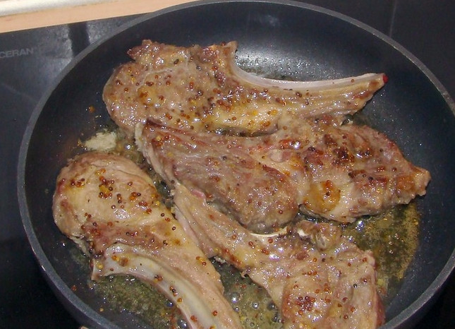 1. Этап. Баранина на кости тушеная: Разогрейте сковородку, положите в нее смесь оливкового и сливочного масла. Выложите баранину, обжарьте ее с луком и чесноком до румяной корочки. Переложите все ингредиенты в кастрюльку с толстым дном или в казанок, залейте водой и протушите.