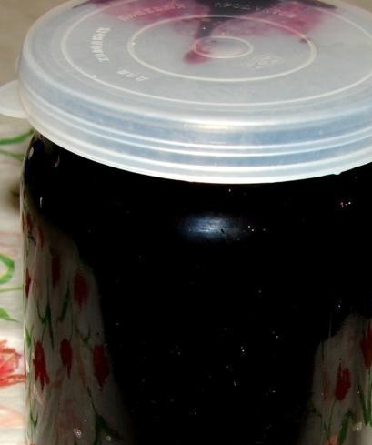 1. Этап. Желе из ягод: Теперь наше желе полностью готово, нам остается только разлить его по баночкам и закрыть крышками.