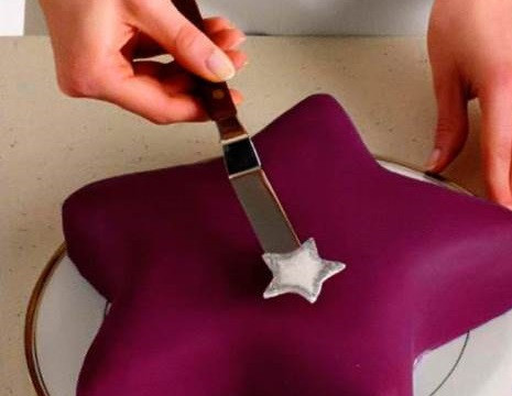 1. Этап. Торт Звезда: 6. Аккуратно поместить звездочки на торт, приклеивая их водичкой. При желании их можно украсить блесточками (пищевыми). Украшение торта - это дело фантазии.