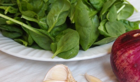 1. Этап. Постная лазанья: 1. Приготовьте овощи для постной лазаньи, промойте, почистите. Если используете свежие помидоры, опустите в кипяток и снимите кожицу. Лук, чеснок и помидоры (отдельно) нарежьте небольшими кубиками.