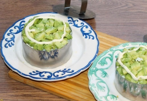 1. Этап. Слоеный салат с авокадо, тунцом, черри: 15. Последний слой – авокадо + немного майонеза по краю салата.