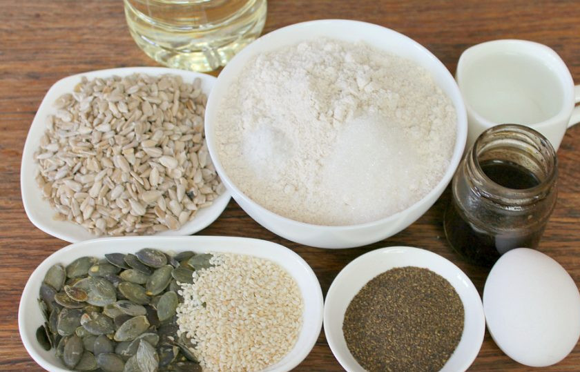 1. Этап. Галеты с семечками: Подготовим ингредиенты.