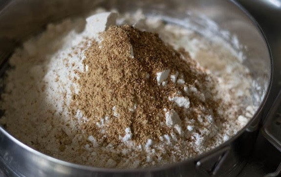 1. Этап. Тыквенные маффины: Для начала соедините сухие ингредиенты для теста. Муку соедините с содой, разрыхлителем, крахмалом, солью, имбирём, мускатным орехом и корицей.