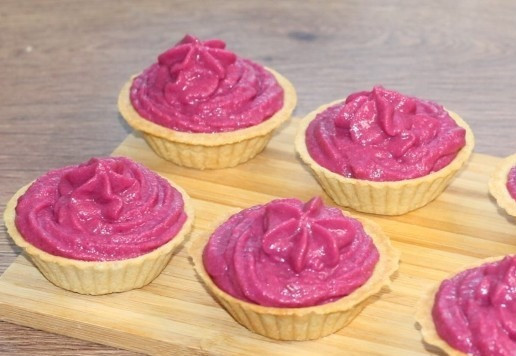 1. Этап. Желейная шуба в тарталетках: 10. Заполняем тарталетки начинкой и перед подачей охлаждаем, минут 30. Начинка должна быть мягкой, а после охлаждения, немного сохранять форму (верх).