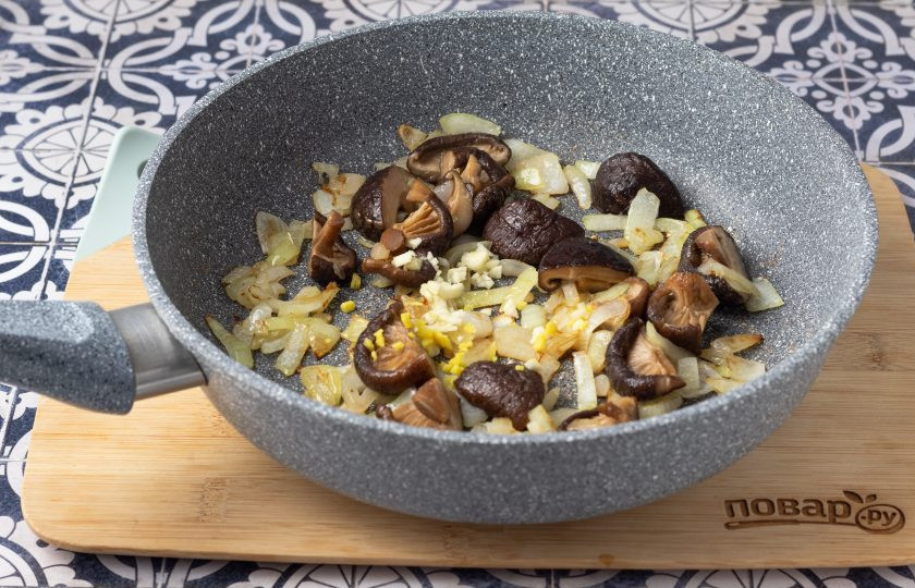 1. Этап. Морская капуста сушеная с кимчи: Добавьте нарезанные грибы шиитаке, подсолите и жарьте еще 3-4 минуты. Чеснок и корень имбиря мелко порубите и добавьте к грибами, обжаривайте около минуты до раскрытия аромата.