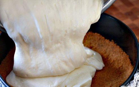 1. Этап. Чизкейк с гуавой: 9. Выложить полученную массу поверх остывшей корочки для пирога.