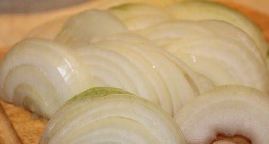 1. Этап. Бешбармак из сельди: Лук порежьте полукольцами.