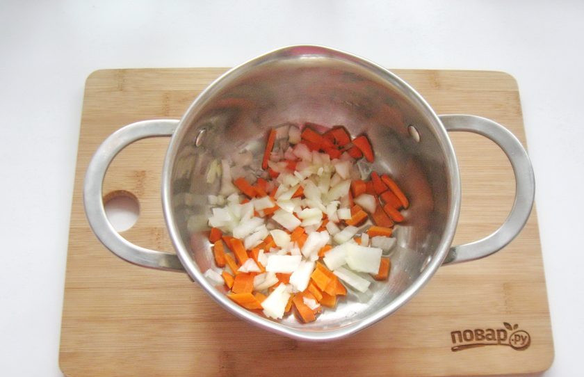 1. Этап. Суп из индейки с вермишелью: Репчатый лук и морковь очистите, помойте и мелко нарежьте. Выложите в кастрюлю с толстым дном.