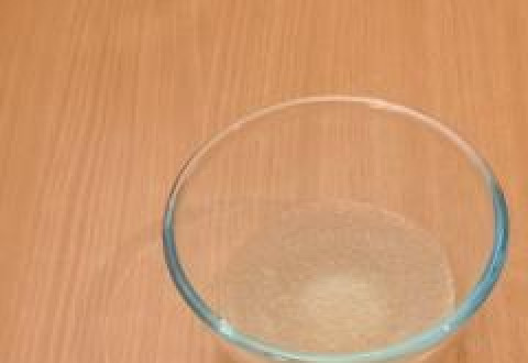 1. Этап. Сливочный кофейный крем: Желатин замочить в 100 мл холодной кипяченой воды и оставить на то время, которое указано на упаковке.