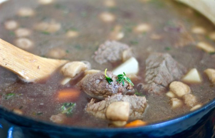 1. Этап. Говядина в вине в духовке: 9. Накройте кастрюлю крышкой, отправьте ее в разогретый до 175-180 градусов духовой шкаф на 1,5 часа, затем снимите крышку и тушите еще полчаса.