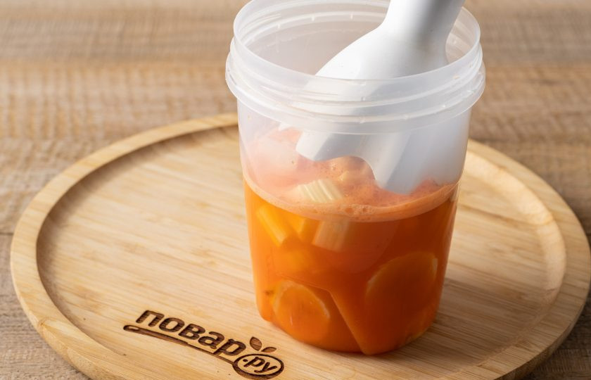 1. Этап. Фруктово-овощной смузи из сельдерея, моркови и банана: Измельчите все ингредиенты блендером до однородности.