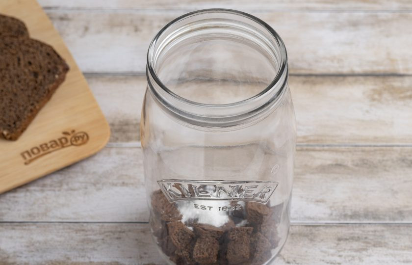 1. Этап. Домашний квас из ржаного черного хлеба: Теплые сухарики переложите в чистую банку. Добавьте сахар.