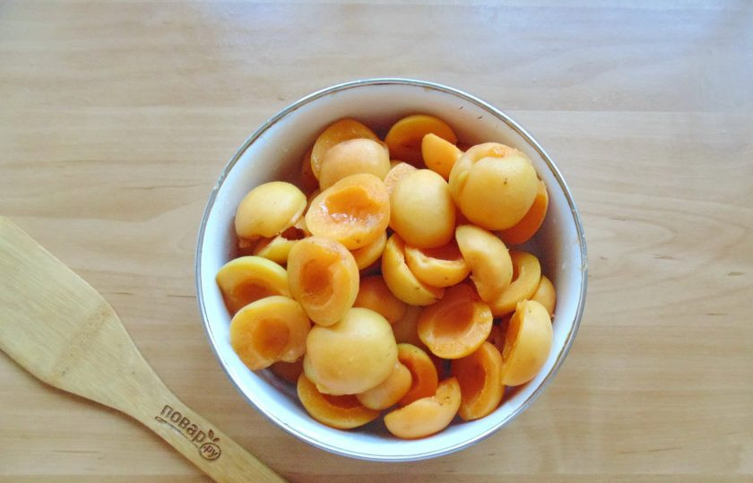 1. Этап. Жареное варенье из абрикосов на сковороде: Абрикосы помойте, разрежьте вдоль и удалите косточки.