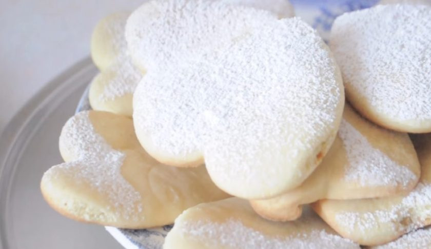 1. Этап. Молочные печенюшки (коржики) за 20 минут: 4. Выпекайте печенье в разогретой до 180 градусов духовке 15 минут. Посыпьте сахарной пудрой. Приятного аппетита!