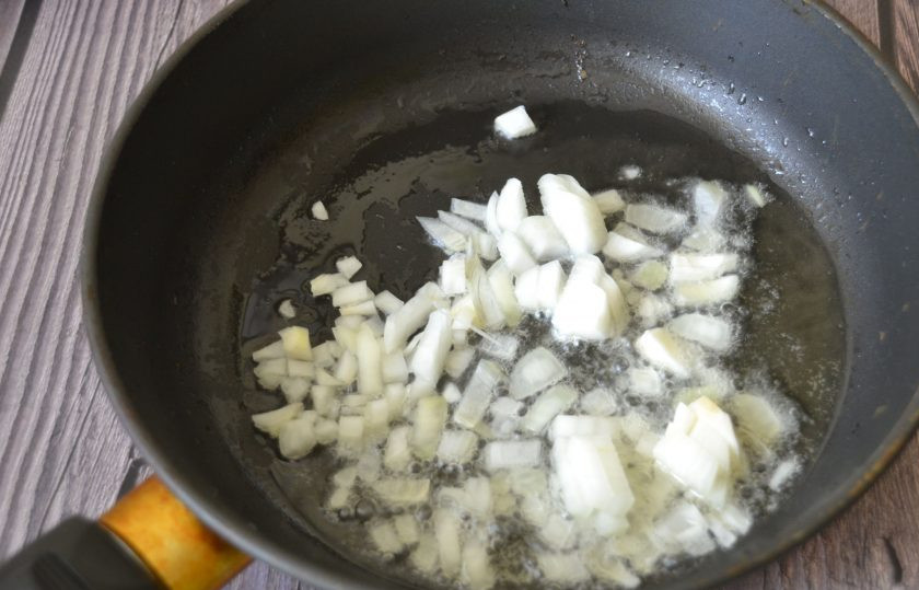 1. Этап. Лисички с картошкой жареные в сметане: Обжарьте лук до прозрачности.