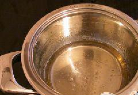 1. Этап. Заварной белковый крем: Для начала нужно залить сахар водой, затем поставить кастрюлю со смесью на плиту. Варить на среднем огне в течении 45 минут (после закипания).