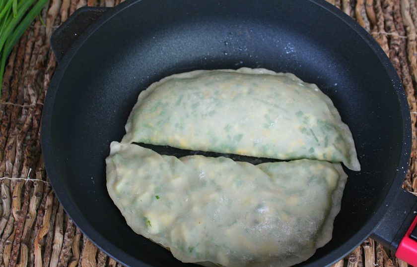 1. Этап. Чуду с зеленым луком: Сковороду смазываем маслом и разогреваем. Выкладываем чуду. Готовим на среднем огне, по 2-3 минуты с каждой стороны.