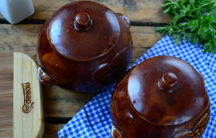 1. Этап. Охотничьи колбаски с картофелем и шампиньонами в горшочках: Накройте горшочки крышками, отправьте их в духовку на 30-40 минут (температура — 180 градусов).