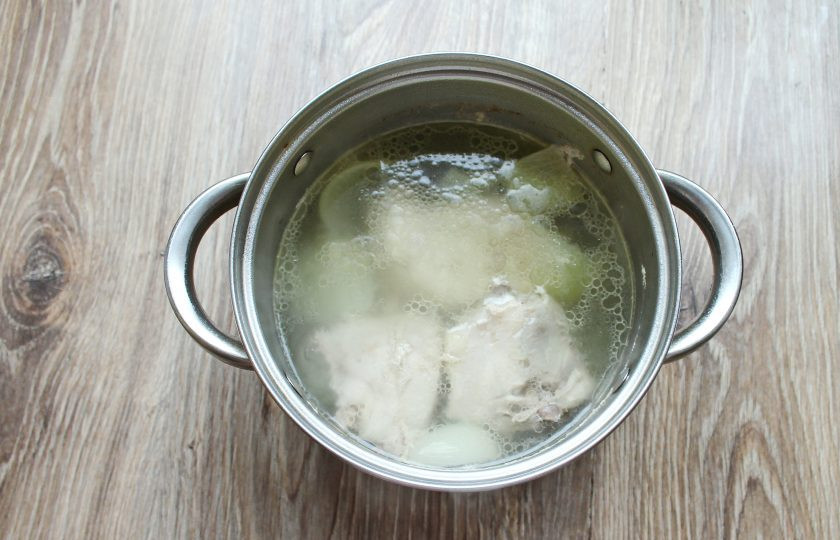 1. Этап. Черный рис с курицей: Влейте воду, поставьте на средний огонь, посолите и варите в течение 25 минут.