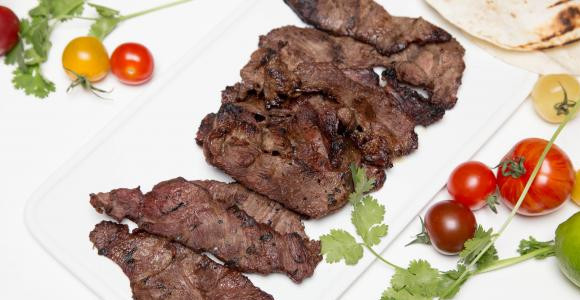 1. Этап. Карне асада из говядины: Мясо подайте сразу с овощами и лепешками.