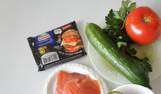 1. Этап. Сэндвич Огонёк: Овощи помоем, очистим авокадо.