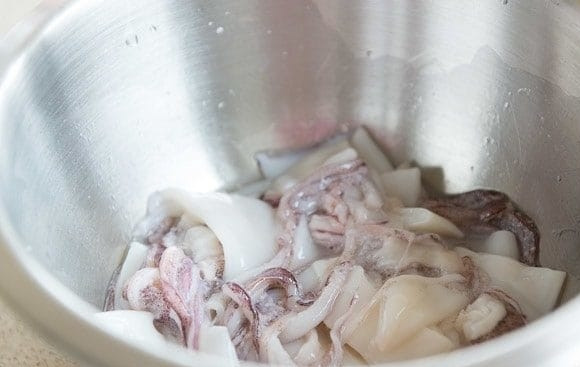 1. Этап. Кальмары фри: 1. Кальмары нарежьте средними кусочками. Для лучшего вкуса замочите их в лимонном соке на 30 минут.