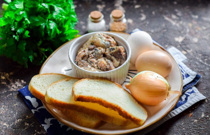 1. Этап. Салат Одуванчик с рыбными консервами: Подготовьте продукты по списку.