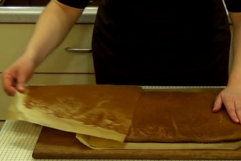 1. Этап. Торт Слеза слона: 4. Через некоторое время снимите полотенце и пергаментную бумагу. Заверните корж на скалку и дайте ему полностью остыть в таком состоянии.