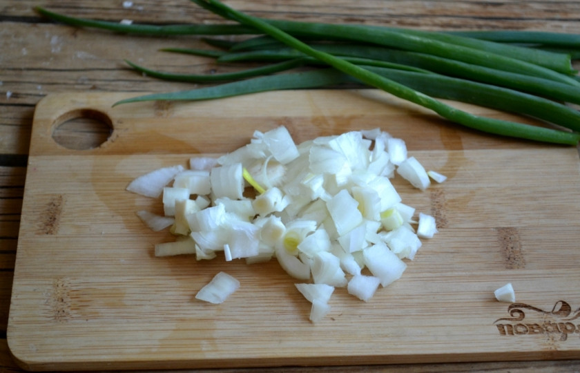 1. Этап. Грибной крем-суп из шампиньонов: Лук порубите на мелкие кусочки и отправьте в сотейник вместе с небольшим количеством растительного масла, выдавите чеснок, жарьте до мягкости лука и появления насыщенного аромата чеснока.