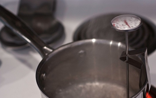 1. Этап. Самодельные конфеты: Подготовьте большой сотейник и установите в нем термометр так, чтобы он не касался дна.