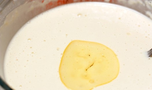 1. Этап. Тонкие блинчики на кефире: 4. Чтобы тонкие блинчики на кефире в домашних условиях не приставали к сковороде, в тесто необходимо добавить растительное масло. Таким образом, можно не смазывать маслом сковороду, а значит - блины не будет жирными.