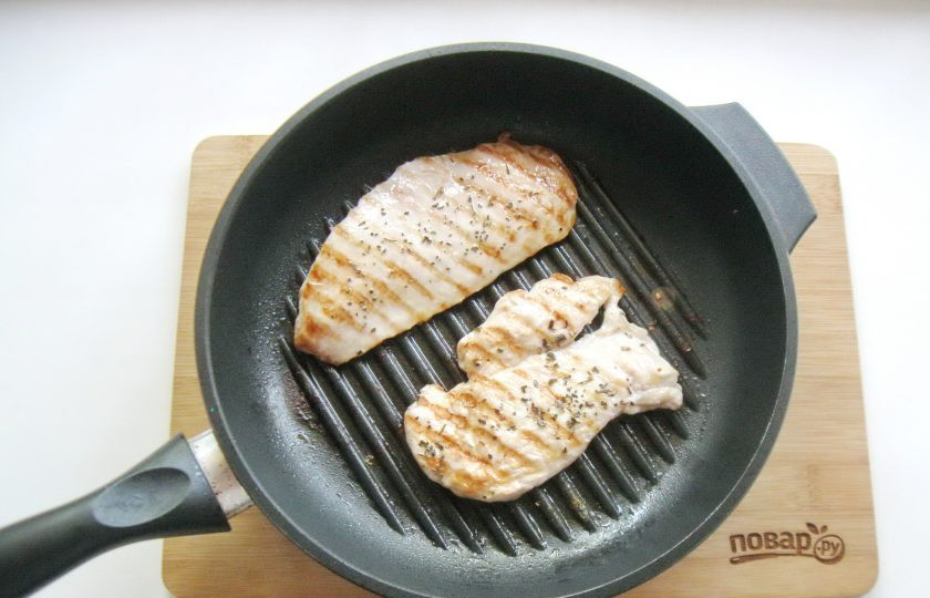 1. Этап. Куриная грудка на сковороде-гриль: Жарьте грудку с одной стороны пять минут. После переверните на другую сторону и жарьте 3-4 минуты.