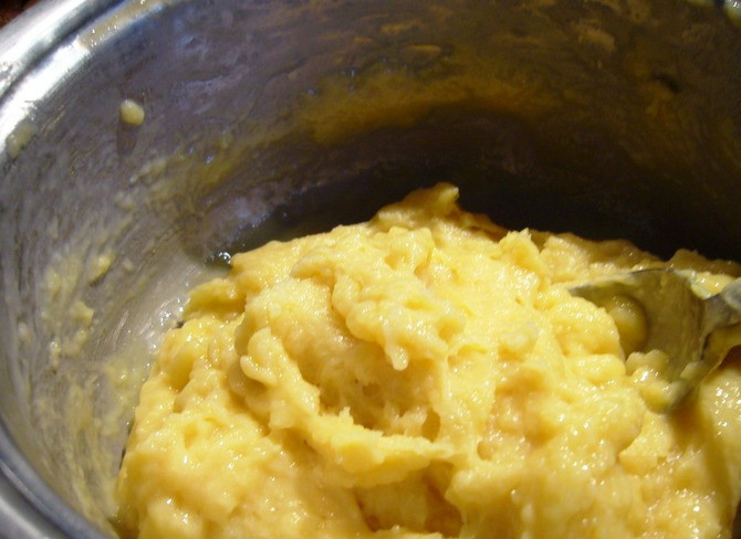 1. Этап. Суп из свежих дождевиков: Доведите до кипения воду для теста со сливочным маслом и щепоткой соли. Снимите её с огня и всыпьте муку, при этом быстро размешивая ложкой. По одному добавьте яйца. Быстро перемешивайте, чтобы они не успели свернуться.