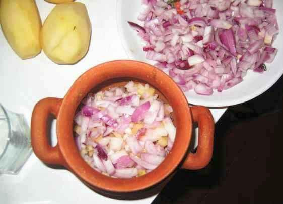 1. Этап. Запеканка Тбилисури в горшочках: Затем - лук. Еще немножко солим.