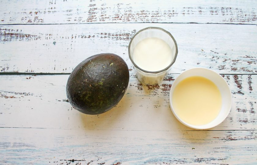 1. Этап. Сливочное мороженое с авокадо: Подготовьте все необходимые ингредиенты для приготовления мороженого с авокадо.