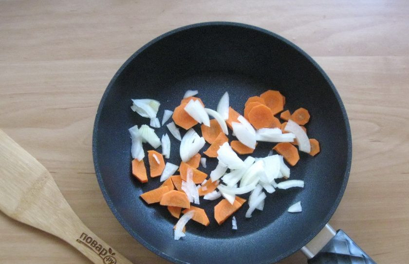 1. Этап. Фунчоза с красной рыбой: Репчатый лук очистите, помойте и мелко нарежьте. Добавьте к моркови.