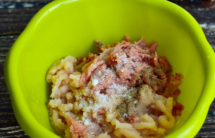 1. Этап. Рыбно-мясные котлеты: Добавьте в фарш соль и перец черный молотый.